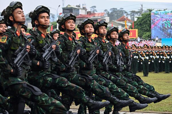 Diễu binh của bộ đội Việt Nam nhân kỷ niệm 70 năm chiến thắng Điện Biên Phủ - Sputnik Việt Nam