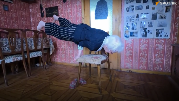 Người phụ nữ 92 tuổi vẫn có thể giữ thăng bằng chỉ với hai tay - Sputnik Việt Nam