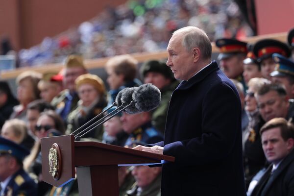 Ngày 9 tháng 5 năm 2024. Tổng thống Nga Vladimir Putin phát biểu tại lễ diễu binh ở Matxcơva nhân kỷ niệm 79 năm Chiến thắng trong Chiến tranh Vệ quốc Vĩ đại. - Sputnik Việt Nam