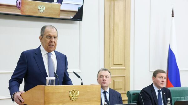 Quyền Bộ trưởng Ngoại giao LB Nga Sergei Lavrov (trái) phát biểu tại cuộc họp của Ủy ban các vấn đề quốc tế của Hội đồng Liên bang Nga. - Sputnik Việt Nam