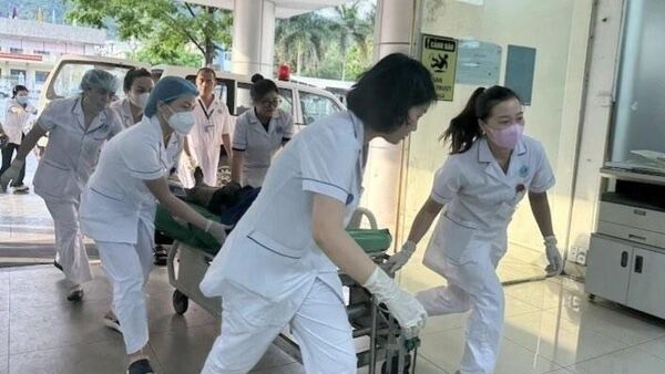 Các nạn nhân được đưa đi cấp cứu tại Bệnh viện Đa khoa khu vực Cẩm Phả. 

 - Sputnik Việt Nam