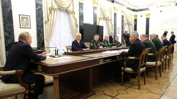 Президент Владимир Путин проводит встречу с командующими войсками военных округов - Sputnik Việt Nam