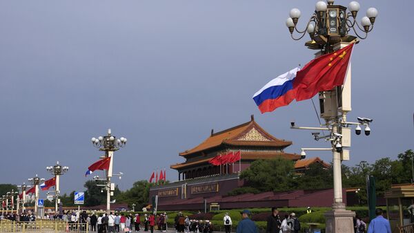 Cờ Nga và Trung Quốc trên đường phố Bắc Kinh - Sputnik Việt Nam