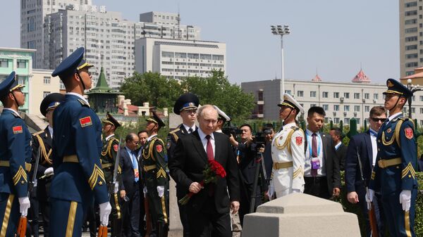 Tổng thống Putin đặt vòng hoa tại tượng đài các chiến sĩ Liên Xô ở Cáp Nhĩ Tân