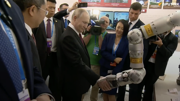 Vladimir Putin bắt tay với robot tại Đại học Bách khoa Cáp Nhĩ Tân - Sputnik Việt Nam