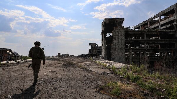 Военнослужащий ВС ДНР на территории разрушенного аэропорта Донецка - Sputnik Việt Nam