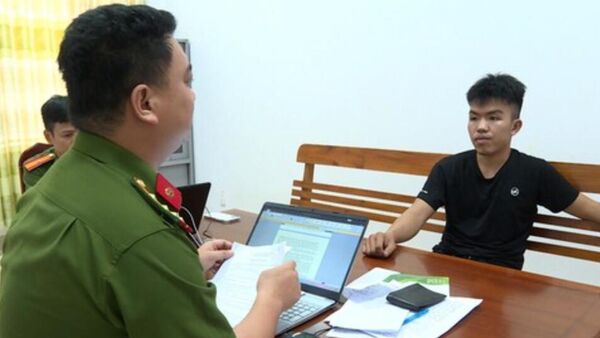 Полиция принимает показания Во Тхань Лонга,  Вьетнам - Sputnik Việt Nam