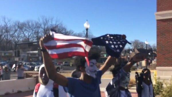 Những người biểu tình ở Ferguson xé tan cờ Mỹ - Sputnik Việt Nam