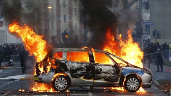 Xe cảnh sát bị đốt cháy ở Frankfurt-am-Main. - Sputnik Việt Nam