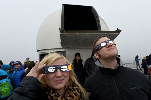 Người dân thành phố Kiel (Đức) quan sát nhật thực. - Sputnik Việt Nam