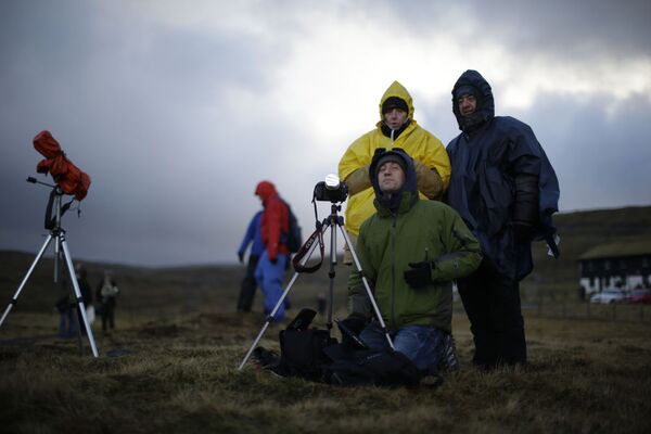 Cư dân Tórshavn quần đảo Faroe quan sát nhật thực. - Sputnik Việt Nam