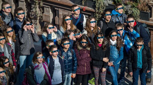 Trẻ em mang kính xem nhật thực ở Munich, (Đức). - Sputnik Việt Nam