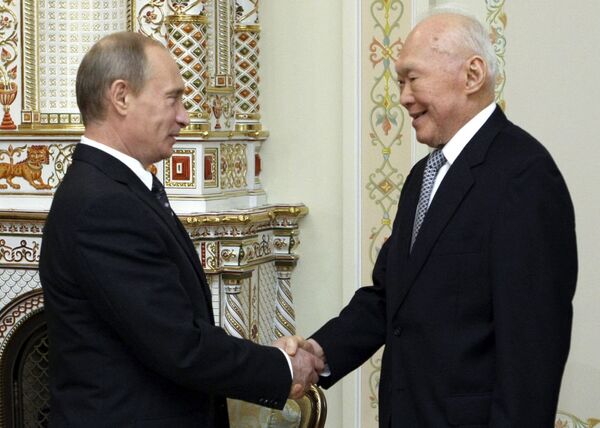 Cuộc gặp của ông Vladimir Putin khi là Thủ tướng LB Nga và Thủ tướng Singapore Lý Quang Diệu. - Sputnik Việt Nam