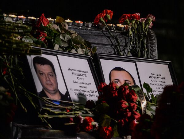Chân dung các liệt sỹ Nga hy sinh tại Syria. Trung tá Oleg Peshkov và thủy thủ Aleksandr Pozynich. - Sputnik Việt Nam