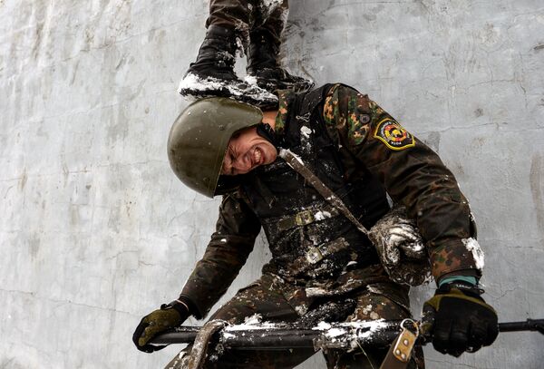 Quân nhân lực lượng Nội vụ Nga trong thời gian thử thách nhận quyền mang chiếc mũ đặc biệt - Sputnik Việt Nam