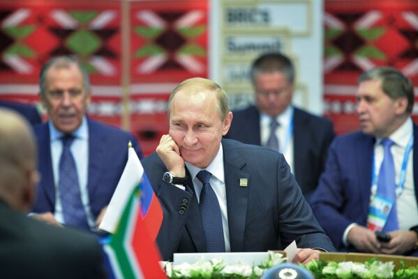 Tổng thống LB Nga Vladimir Putin tại cuộc họp lãnh đạo BRICS trong thành phần hẹp ở Ufa - Sputnik Việt Nam