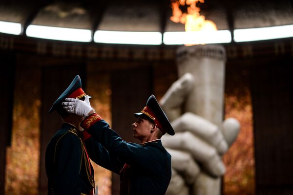 Đội Vệ binh danh dự bên Ngọn lửa Vĩnh cửu trên Đồi Mamayev, Volgograd - Sputnik Việt Nam