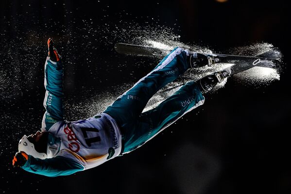 Misha Gasser trong màn nhào lộn môn thi trượt tuyết hỗn hợp nam của giải Vô địch thế giới ở Kreischberg, Áo - Sputnik Việt Nam