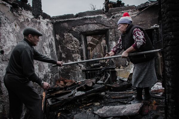 Người dân trong ngôi nhà bị pháo kích ở quận Kuibyshev của Donetsk - Sputnik Việt Nam