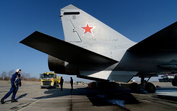 Phi công của một trong ba chiếc MiG-31BM hiện đại hóa đầu tiên sau khi hạ cánh xuống sân bay quân sự tại Vladivostok - Sputnik Việt Nam