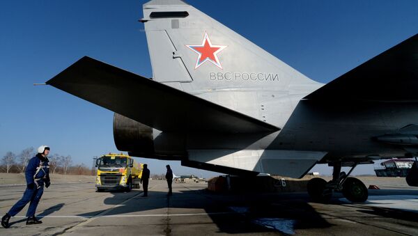 Phi công của một trong ba chiếc MiG-31BM hiện đại hóa đầu tiên sau khi hạ cánh xuống sân bay quân sự tại Vladivostok - Sputnik Việt Nam