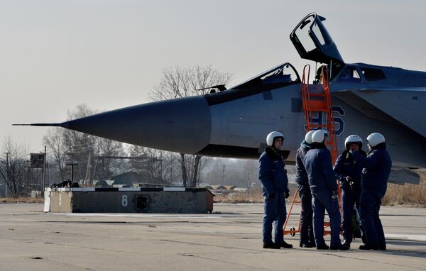 Phi công của ba chiếc MiG-31BM hiện đại hóa đầu tiên sau khi hạ cánh tại sân bay quân sự ở Primorye - Sputnik Việt Nam
