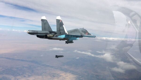 Máy bay ném bom Su-34 trong thời gian giáng đòn không kích tại các tỉnh Raqqa và Aleppo ở Syria - Sputnik Việt Nam