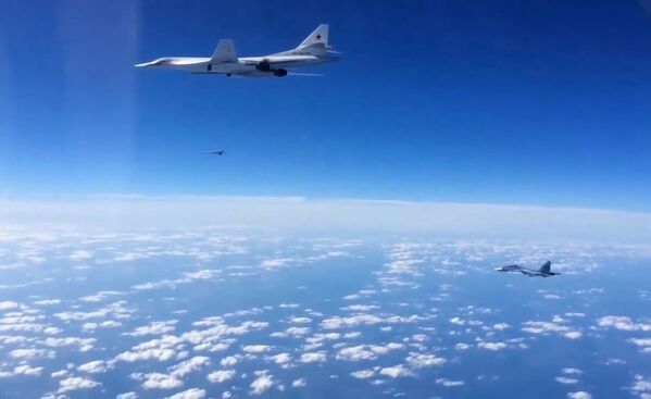 Phi cơ mang tên lửa Tu-160 của Nga yểm trợ máy bay ném bom Su-30 SM - Sputnik Việt Nam