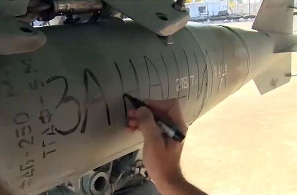 Quả bom ghi dòng chữ Vì người của ta trên máy bay tiêm kích-ném bom Su-34 của Không lực Nga - Sputnik Việt Nam