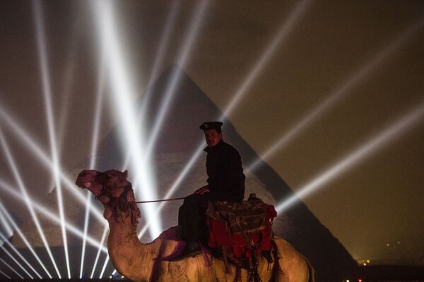 Cảnh sát Ai Cập đối diện Kim tự tháp trong thời gian Lễ hội Năm Mới - Sputnik Việt Nam