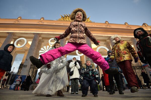 Dân chúng đi đón Năm Mới ở Công viên văn hóa mang tên Gorky, Moskva - Sputnik Việt Nam