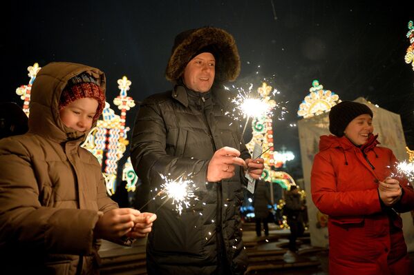 Dạo chơi đón Năm Mới trên Quảng trường Nhà hát ở Moskva - Sputnik Việt Nam