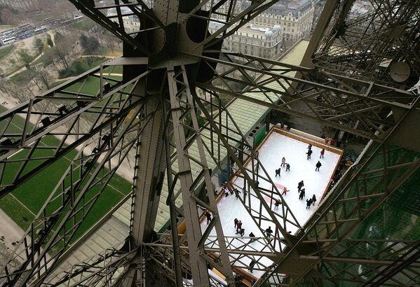Sân trượt băng trên tháp Eiffel - Sputnik Việt Nam