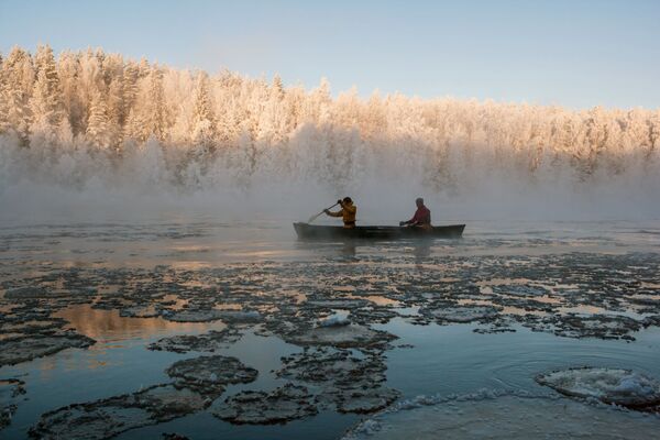 Hướng dẫn viên của khu phức hợp du lịch Karjala Park chèo thuyền độc mộc dọc theo sông Shuya ở Karelia - Sputnik Việt Nam