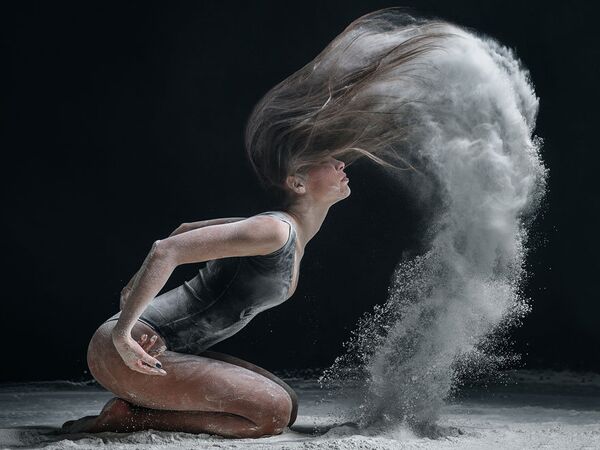 Alexander Yakovlev người Moskva là một nhiếp ảnh gia có tiếng về chuyển tải vũ điệu lên ảnh. - Sputnik Việt Nam