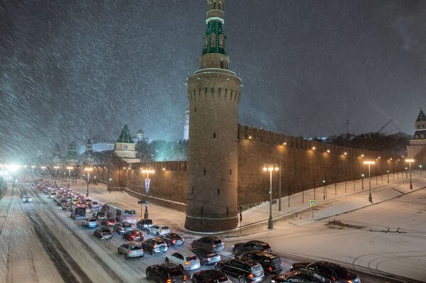 Tuyết rơi trên đường bờ sông Kremlin, Moskva - Sputnik Việt Nam