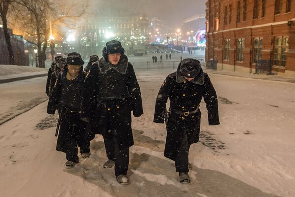 Học viên quân đội dưới tuyết rơi, ngõ Kremlin, Moskva - Sputnik Việt Nam