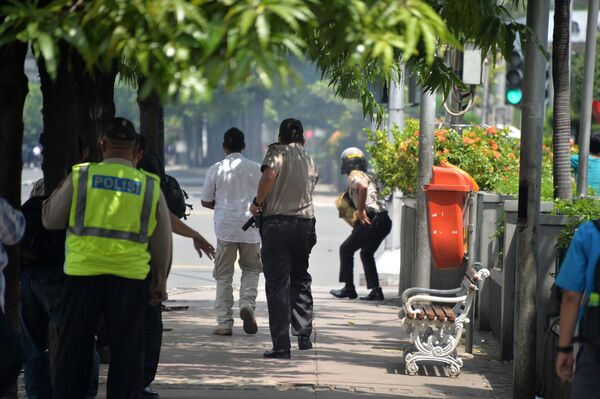 Cảnh sát tại hiện trường vụ nổ ở Jakarta - Sputnik Việt Nam