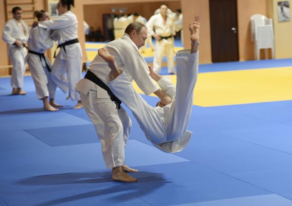 Tổng thống Vladimir Putin trong buổi tập với các thành viên đội tuyển judo quốc gia Nga Tổng thống Vladimir Putin trong buổi tập với các thành viên đội tuyển judo quốc gia Nga - Sputnik Việt Nam