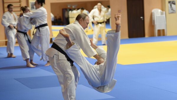 Tổng thống Vladimir Putin trong buổi tập với các thành viên đội tuyển  judo quốc gia Nga  - Sputnik Việt Nam