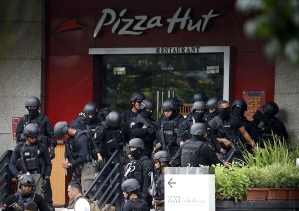 Cảnh sát gần hiện trường vụ nổ ở Jakarta, Indonesia - Sputnik Việt Nam
