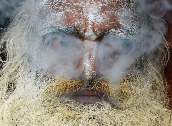 Một người Sadhu Ấn Độ trong  đám khói thuốc - Sputnik Việt Nam