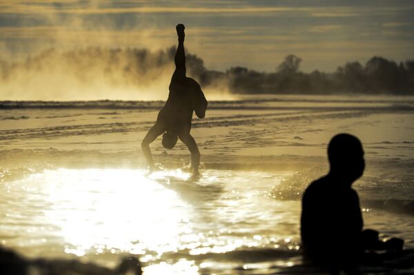 Một thành viên của Câu lạc bộ những người ưa chuộng môn bơi mùa đông” trong cuộc bơi trên sông Volkhov ở Veliky Novgorod - Sputnik Việt Nam