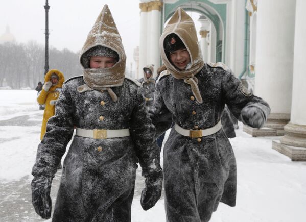 Các thiếu sinh quân Học viện Quân sự dạo chơi trong lúc tuyết rơi ở Saint-Peterburg - Sputnik Việt Nam