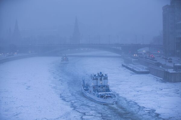Tàu phá băng đi trên sông Matxcơva trên nền điện Kremlin giữa lúc tuyết rơi ở thủ đô Nga - Sputnik Việt Nam