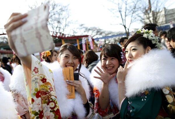 Thiếu nữ Nhật mặc kimono chụp ảnh “tự sướng” trong lễ kỷ niệm thành niên ở Tokyo - Sputnik Việt Nam