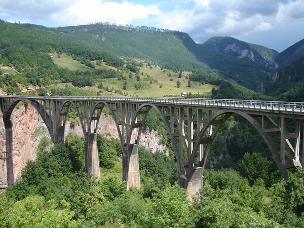 Cầu Đurđevića Tara bắc qua sông Tara gần thị trấn Žabljak, Montenegro. - Sputnik Việt Nam