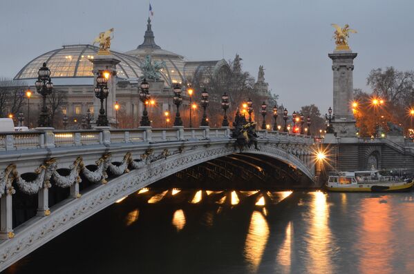 Cầu Alexandre III trên sông Seine ở Paris. - Sputnik Việt Nam