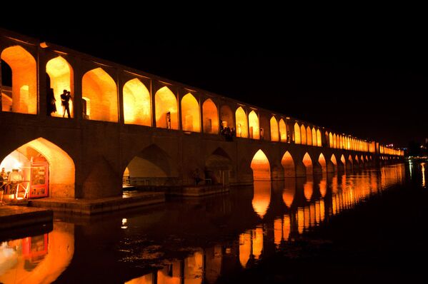 Cầu Allahverdi Khan, còn được gọi là Si-o-se Pol (Ba mươi ba nhịp cầu) trên sông Zayandeh ở Isfahan, Iran. - Sputnik Việt Nam