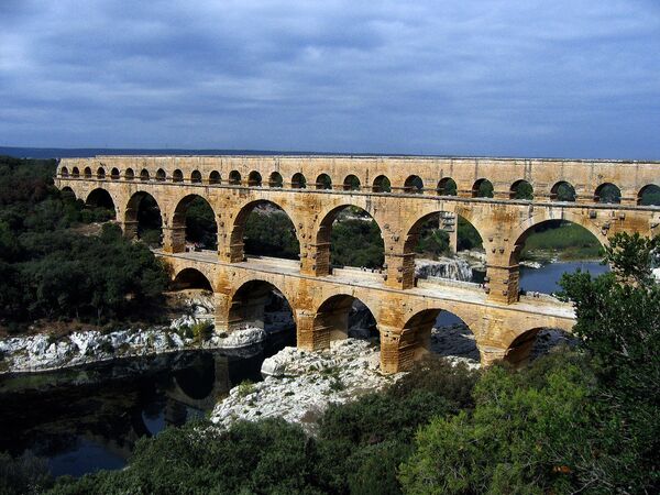 Cầu Pont du Gard, cầu máng cổ La Mã bắc qua sông Gardon ở Pháp. - Sputnik Việt Nam